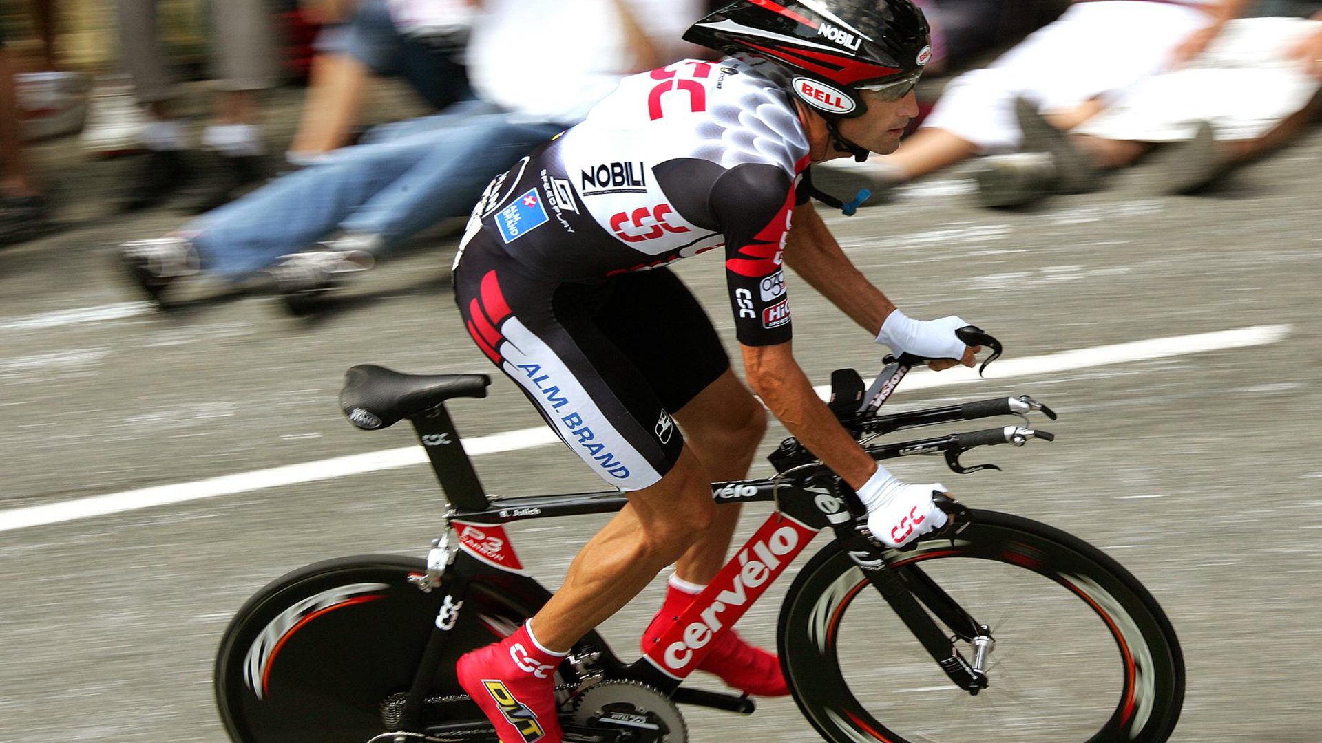 极速与统治，当F1揭幕夜的轰鸣遇见篮球场的个人宣言