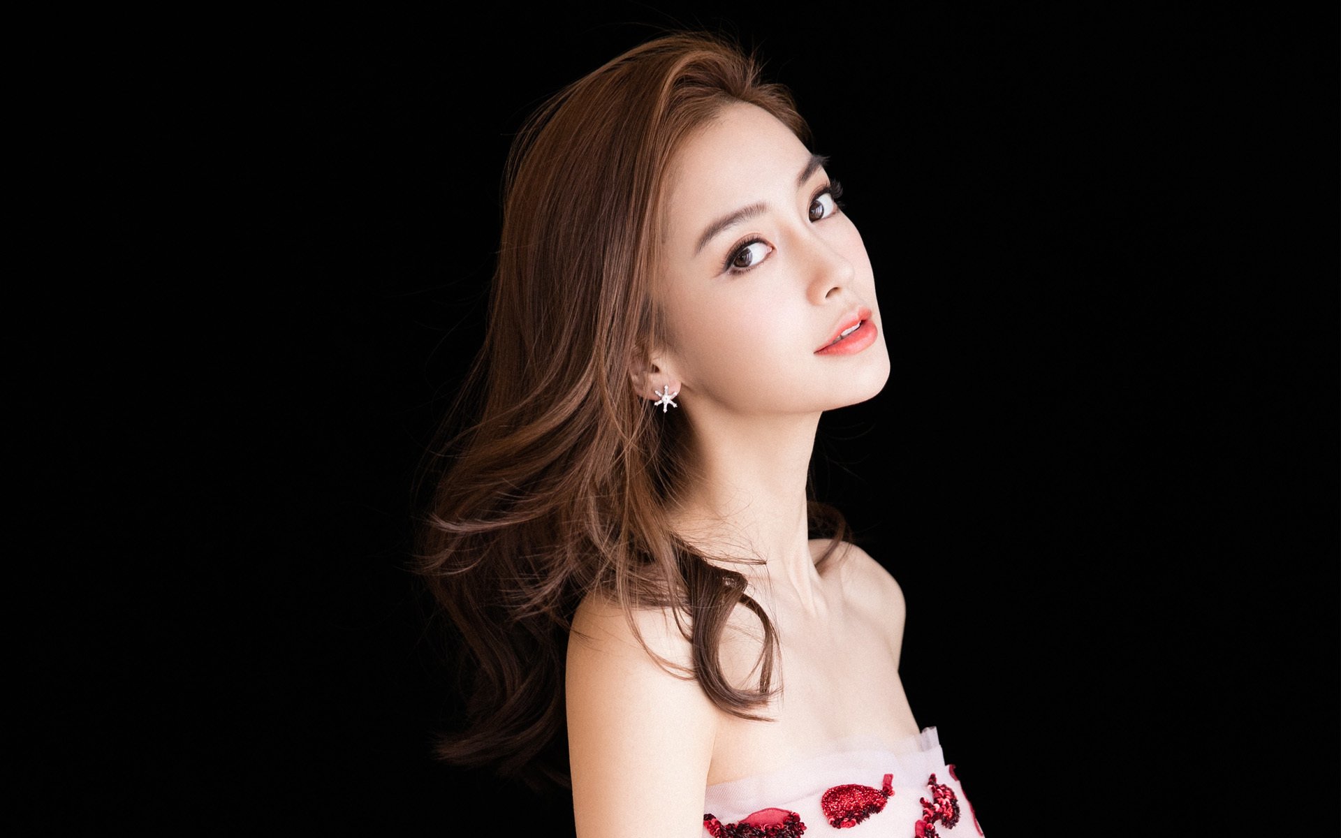 唯此一战,当凯恩的意志撕裂北欧壁垒,斯洛伐克用横扫重写足球的纯粹定义